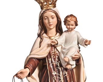 Op de afbeelding: Gedetailleerd beeld van een vrouw met een gouden kroon die een kind vasthoudt. De vrouw draagt een crèmekleurige mantel en een bruin en goudkleurig patroon. Het kind draagt een wit gewaad.