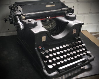 Antike italienische Schreibmaschine Olivetti M40 aus den 1940er Jahren
