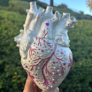 VENUS MYSTIC HEART Anatomisches Herz Blumenvase Einzigartige Kunst Stück Handgemachte Quarz Kristalle Strass Wohnkultur Geschenk