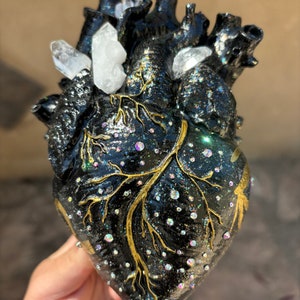 EGYPTIAN MYSTIC HEART Anatomisches Herz Blumenvase Einzigartiges Kunststück Handgemachte Quarzkristalle Strass Wohnkultur Geschenk