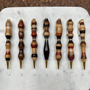 Handgefertigter Kugelschreiber aus Holz und Holz, gemischt mit schwarzer Tinte