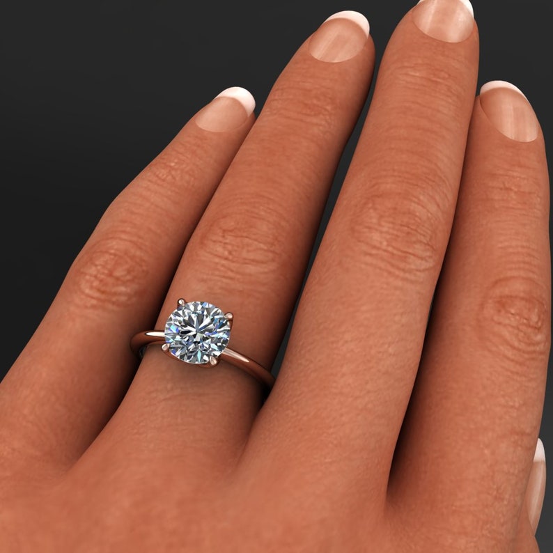 5 карат. 5 карат. кольцо с бриллиантом 05 карат огранка изумруд. кольцо с бриллиантом 5 карат. карат на пальце.