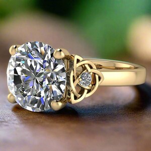 2 karaat ronde moissaniet verlovingsring, Keltische verlovingsring, 3 stenen ring, Keltische ring - seana-ring
