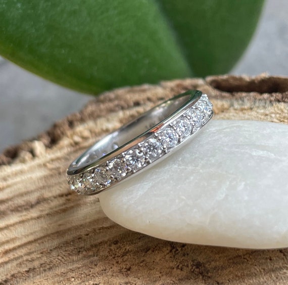 Jolie Band – NEO Moissanite Wedding Band, Carats UK