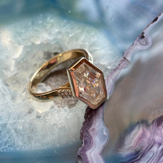 Anillo leena anillo de compromiso de moissanita ZAYA con corte de pastilla de 3 5 quilates juego de bisel Etsy Espana