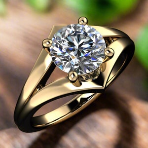 Puede incluir: Un anillo de oro con una piedra preciosa grande, redonda y transparente. El anillo tiene un diseño de caña dividida y cuatro pequeñas garras doradas que aseguran la piedra preciosa. El anillo está sobre un fondo borroso.