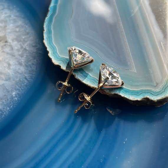 Orecchini a lobo in oro 14 carati con moissanite rotonda da 1,5 carati. - Italia