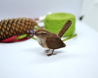 Wren de fieltro de aguja, pájaro de fieltro, reyezuelo de fieltro, regalo para amante de las aves, escultura de aves, adorno de aves