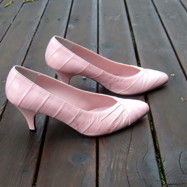 80's vintage pumps -  eel skin -  pin up -  bombshell -  pink -  8 -  by Freestyle Collection