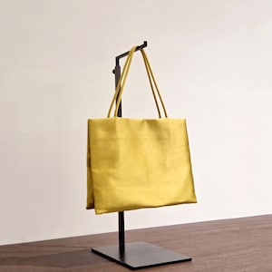 Borsa tote piccola, in raso di poliestere con manici superiori, design minimalista, nuove borse di tendenza 2026
