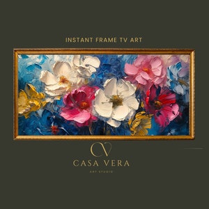 Puede incluir: Pintura al óleo floral enmarcada. La obra presenta grandes flores texturizadas en tonos blancos, rosas y amarillos sobre un fondo azul. El texto "INSTANT FRAME TV ART" está en la parte superior y el logotipo "CASA VERA ART STUDIO" en la inferior.
