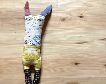 Bambola Wabi Sabi - Bambola di pezza unica nel suo genere realizzata con materiale riciclato e vintage - bambola artistica ricamata a mano