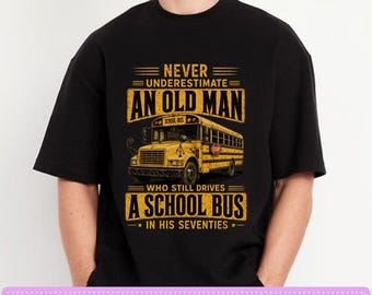 Onderschat nooit een oude man die nog steeds een schoolbus bestuurt PNG: Grappige chauffeur humor png Retro bus clipart (digitale download)