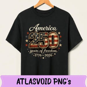 Peut inclure: T-shirt noir avec l'inscription "America 250 years of freedom 1776-2026". Le chiffre 250 est orné de rayures rouges et blanches, entouré d'étoiles, célébrant un anniversaire.