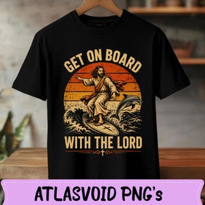 Peut inclure: Un t-shirt noir à manches courtes avec une impression graphique représentant une personne surfant sur une vague avec un dauphin. Le motif inclut un arrière-plan coucher de soleil et le texte "GET ON BOARD WITH THE LORD" avec une croix.