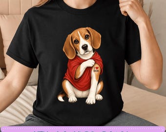 Getatoeëerde Beagle met de tekst "Ik hou van mama" PNG, retro T-shirtontwerp voor hondenliefhebbers, grappig cadeau voor huisdiereigenaren, unieke dierenillustratie om te downloaden.