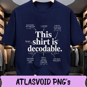 Dit shirt is decodeerbaar, gestructureerd leesonderwijs, leesdocent PNG, grappig shirt voor leesdocenten, fonetisch cadeau T-shirt met grafische afbeelding downloaden