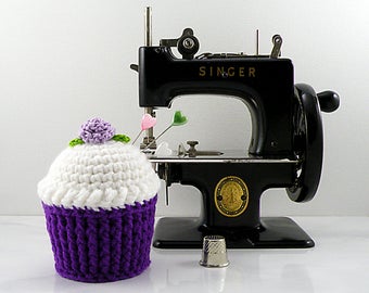 Cupcake coussin, Crochet Cupcake, Cupcake Pin coussin, coussin mignon, Cupcake à l’aiguille Keeper - Cupcake violet