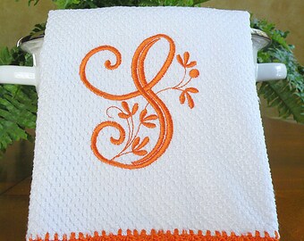 Serviette de cuisine monogrammée orange avec bord crocheté, décor maison orange