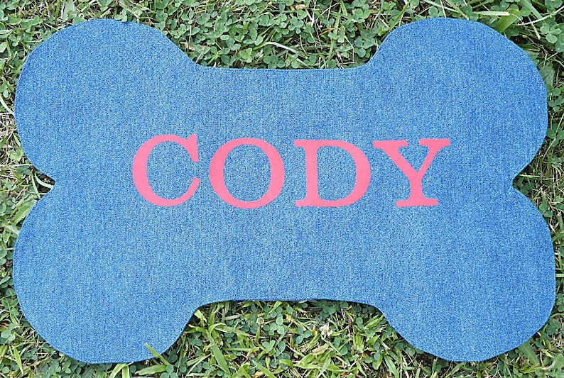 K&ouml;nnte beinhalten: Blauer Jeans-Hunde Knochen mit dem Namen "Cody" in roten Buchstaben.