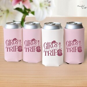Pu&ograve; includere: Quattro porta-lattine, tre rosa e uno bianco, con coperchi argentati. Ogni porta-lattina presenta il testo "GIRLS NASHVILLE TRIP" in bordeaux, insieme a un cappello da cowboy, una chitarra e l'anno 2025.
