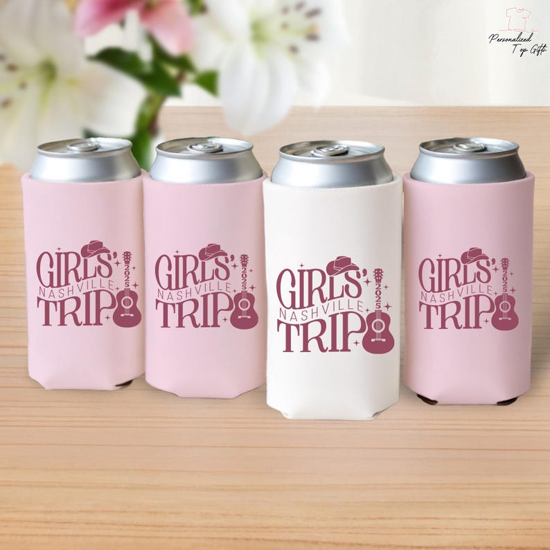 Pu&ograve; includere: Quattro porta-lattine, tre rosa e uno bianco, con coperchi argentati. Ogni porta-lattina presenta il testo "GIRLS NASHVILLE TRIP" in bordeaux, insieme a un cappello da cowboy, una chitarra e l'anno 2025.