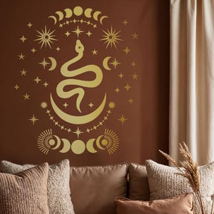 Goldener Schlangen Wandaufkleber - Himmlische Mond- und Sternendesign, witchy Boho-Vinyl-Kunst für Mid-Century oder Arcane inspirierte Räume