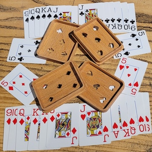 Caja de tarjetas Euchre. Corazones y Diamantes o Tréboles y Espadas, tu elección. Roble rojo recuperado con acabado al aceite. Una caja con plataforma Euchre.