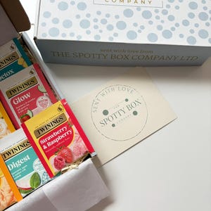 Fruit tea and facemask gift hamper with biscoff biscuit. Can be personalised by adding a handwritten note to the card
Sukin facemask and seven Twining fruit and herbal tea enveloped bags