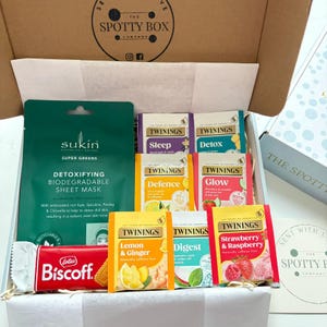 Cesta de té de hierbas/frutas Twinings, galletas y productos para mimarse, para amantes del té, regalo de cumpleaños para profesores, cesta de té de frutas, pensando en ti, que te mejores imagen 5