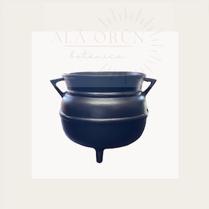 Peut inclure: Un chaudron en fonte noire avec trois pieds et deux poignées. Le chaudron est un pot de cuisson traditionnel utilisé dans de nombreuses cultures.