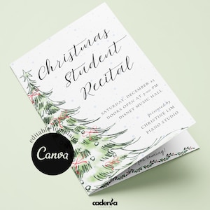 Könnte beinhalten: Eine gefaltete Weihnachtseinladung für ein Schülervorspiel mit einem Aquarell-Weihnachtsbaum-Design. Die Einladung enthält Datum, Uhrzeit und Ort des Vorspiels sowie den Namen und das Studio des Präsentators. Das Canva-Logo ist sichtbar.