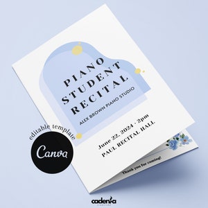 以下が含まれることがあります： ピアノの生徒の演奏会のための、青と白の印刷可能なテンプレートです。テンプレートには、ピアノの鍵盤のデザインと、「PIANO STUDENT RECITAL」と「ALEX BROWN PIANO STUDIO」のテキストが記載されています。テンプレートには、演奏会の開催日時「June 22, 2024 - 2pm」と場所「PAUL RECITAL HALL」も記載されています。テンプレートはCanvaを使用して編集できます。