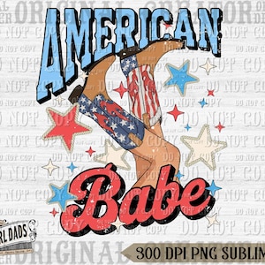 Puede incluir: Una ilustraci&oacute;n digital de un par de botas de vaquero con dise&ntilde;os de bandera estadounidense, cruzadas en los tobillos. Las botas est&aacute;n sobre un fondo blanco con estrellas rojas, blancas y azules. El texto "American Babe" est&aacute; en rojo con un aspecto desgastado.