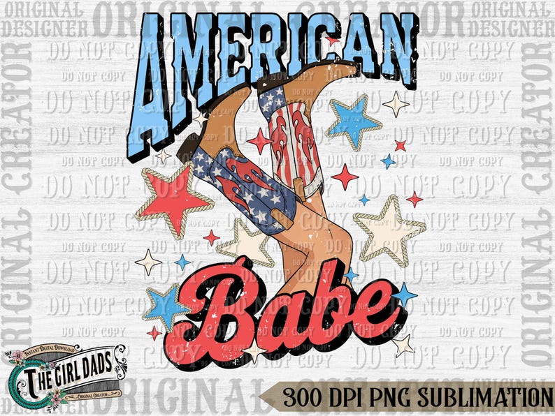 Puede incluir: Una ilustraci&oacute;n digital de un par de botas de vaquero con dise&ntilde;os de bandera estadounidense, cruzadas en los tobillos. Las botas est&aacute;n sobre un fondo blanco con estrellas rojas, blancas y azules. El texto "American Babe" est&aacute; en rojo con un aspecto desgastado.