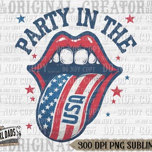 K&ouml;nnte beinhalten: Ein rot-wei&szlig;-blaues amerikanisches Flaggen-Design mit den Worten "Party in the USA" auf wei&szlig;em Hintergrund. Die Flagge hat die Form einer Zunge, die aus einem Mund herausragt.