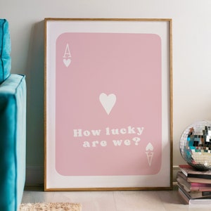 How Lucky Are We Girly Wandkunst | Retro-Ass-Spielkarte | Rosa Poster zum Ausdrucken für Mädchen und Jungen Dekor