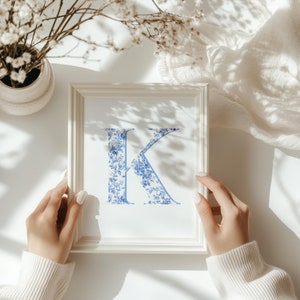 Impressão de arte de parede inicial Chinoiserie azul claro personalizada | Decoração de quarto Monogram Cottagecore Coquette | Pôster para download