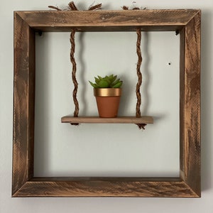 Columpio colgante de madera hecho a mano / Decoración rústica de granja