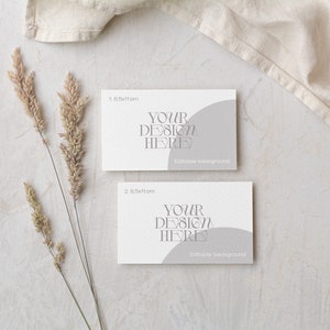 Mockup voor visitekaartjes in neutrale toon, gestyled model, mockup voor plaatskaartjes, stockfoto, direct downloaden, merkmockups, minimalistische kaartmockup