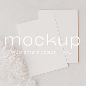 Doppelte Grußkarten-Mockup einfach weiß, 5x7 Karten-Mockup Smart Object, minimalistisches Karten-Mockup, Hochzeitseinladungs-Mockup, stationäres Mockup