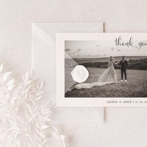 7x5" horizontale Karte und Umschlag-Mockup, minimalistische leere weiße Karte, Hochzeitsbriefpapier-Mockup, Smart Object-Karten-Mockup