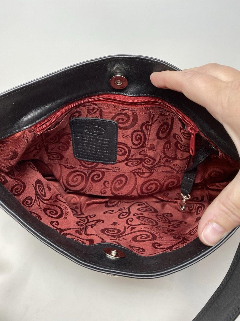 Sac à main noir Brighton en relief avec effet croco, breloque coeur argenté, doublure rouge image 11