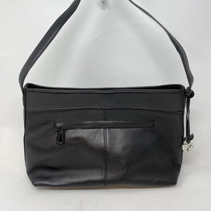 Sac à main noir Brighton en relief avec effet croco, breloque coeur argenté, doublure rouge image 4