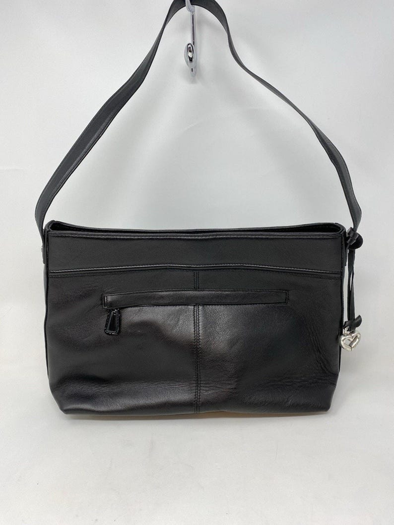 Sac à main noir Brighton en relief avec effet croco, breloque coeur argenté, doublure rouge image 4