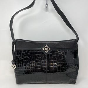 Sac à main noir Brighton en relief avec effet croco, breloque coeur argenté, doublure rouge image 1