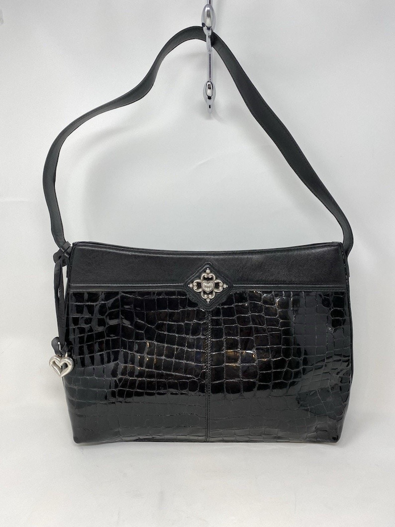 Sac à main noir Brighton en relief avec effet croco, breloque coeur argenté, doublure rouge image 1