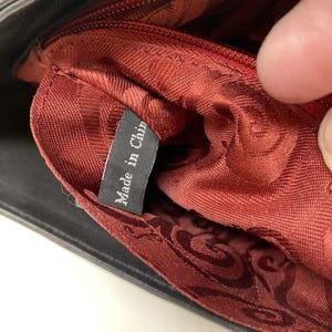 Sac à main noir Brighton en relief avec effet croco, breloque coeur argenté, doublure rouge image 13