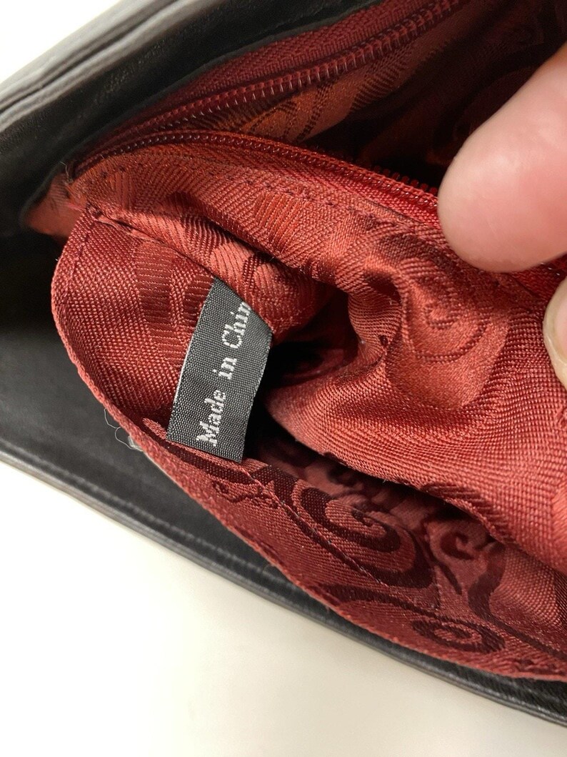 Sac à main noir Brighton en relief avec effet croco, breloque coeur argenté, doublure rouge image 13