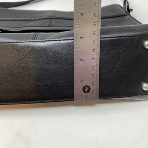 Sac à main noir Brighton en relief avec effet croco, breloque coeur argenté, doublure rouge image 8